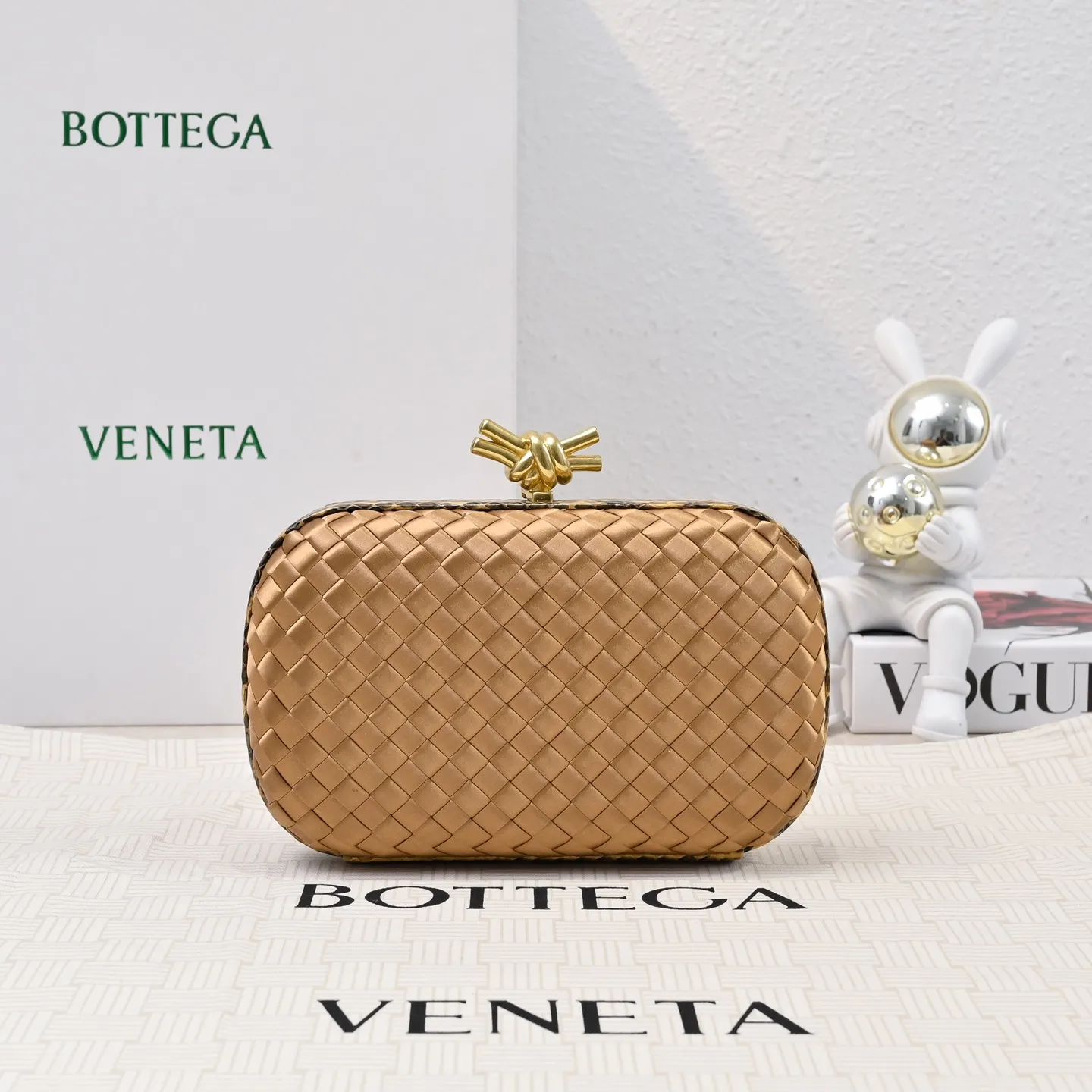 Batch 1460 #BV Knot woven evening bag series ~ Each bag reveals exquisite elegance💫Iconic classic silk weaving➕snake skin trimming with knot buckle, soft and delicate feel. The design is small and exquisite, low-key without logo, elegant and elegant. Paired with evening dress or cheongsam, it has the atmosphere of a famous and wealthy lady. Full of aura and invincible texture💃 Model: 7622 Dimensions: 20x12x5.5
